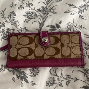 Coach wallet: signature Coach with magenta